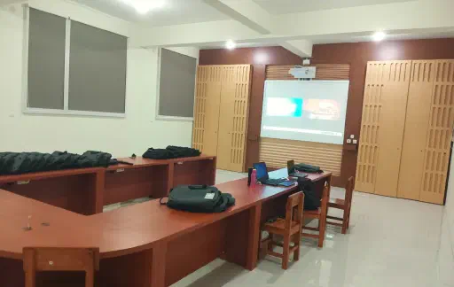 Ruang Belajar Interaktif dengan Paket Lengkap Laptop untuk Santri